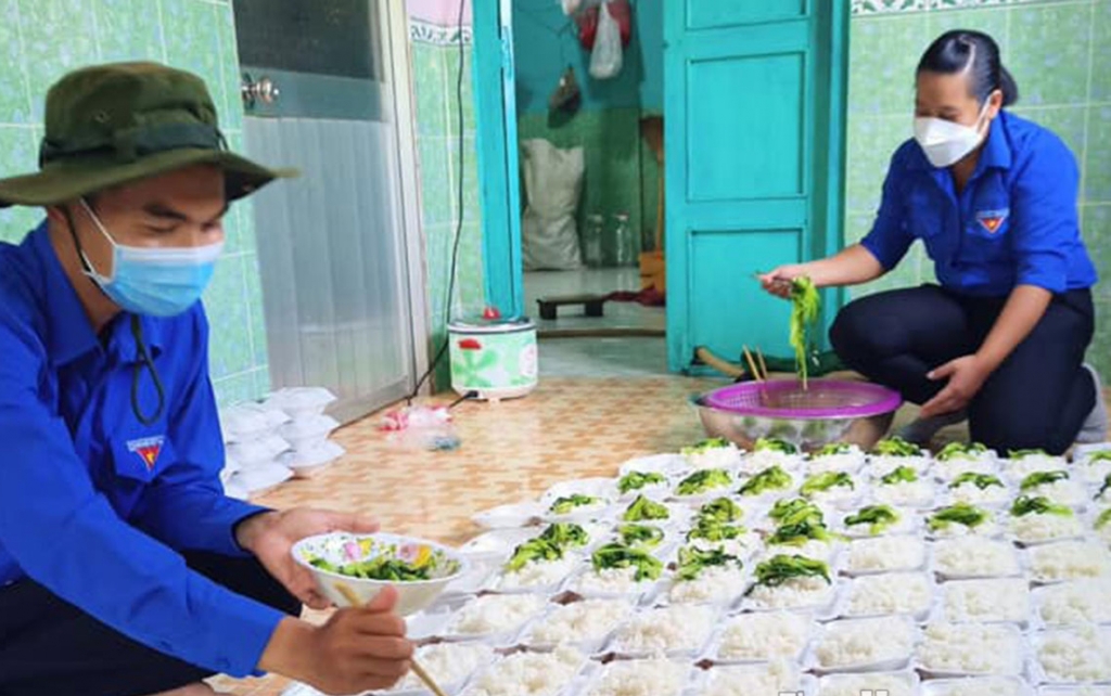 Đoàn Thanh niên huyện Gò Công Đông tổ chức “Bếp ăn nghĩa tình” hỗ trợ người dân khu cách ly