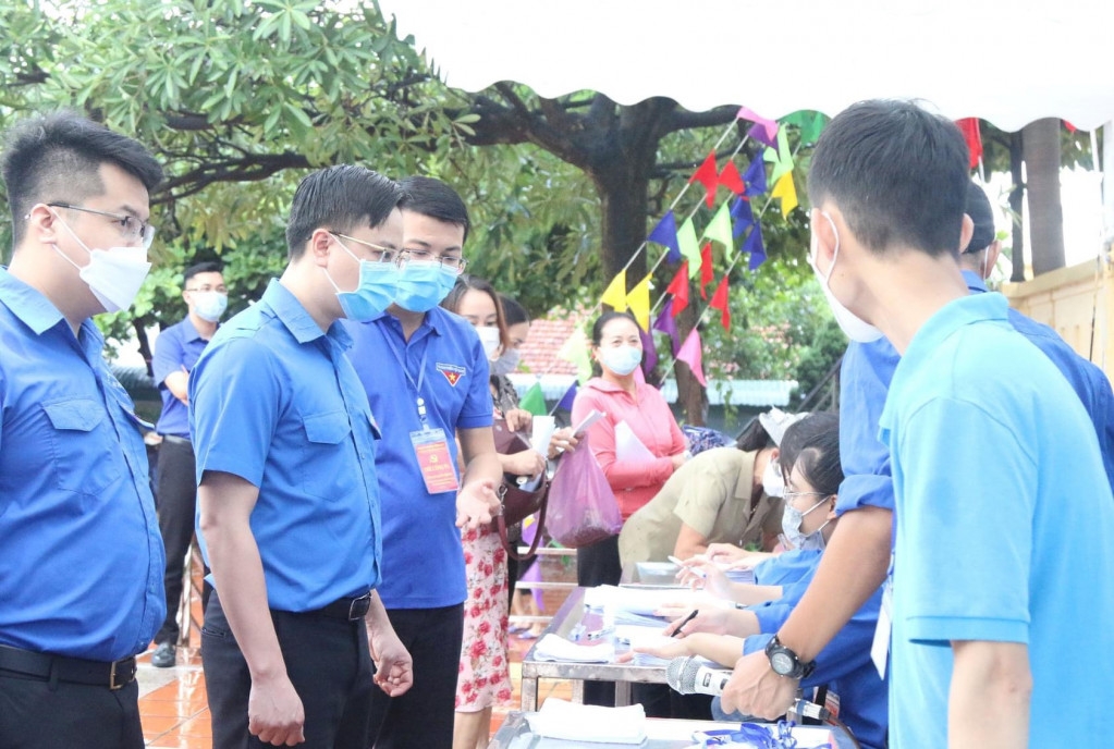 Đồng chí Hoàng Văn Hải, Bí thư Tỉnh Đoàn thăm, động viên các tình nguyện viên hỗ trợ công tác tiêm chủng trên địa bàn TP Hạ Long