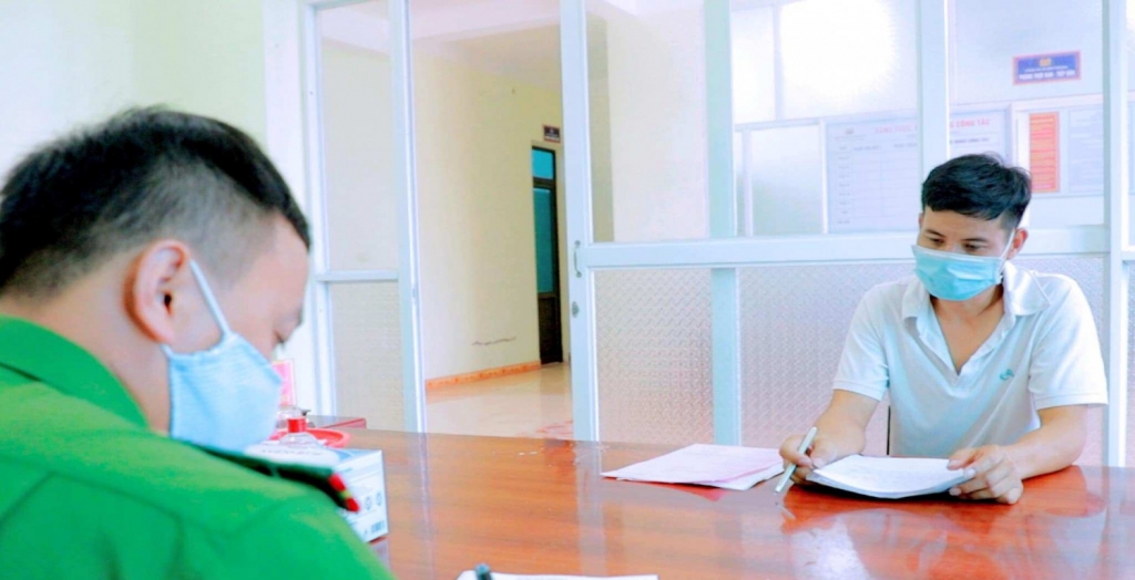 Mượn giấy tờ đi qua chốt, nam thanh niên không bằng lái bị phát hiện