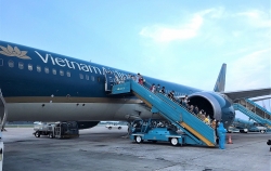 Vietnam Airlines hợp tác Traveloka vận chuyển 60 y, bác sĩ hoàn thành nhiệm vụ