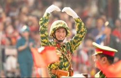 Khoảnh khắc vẫy tay chào đầy xúc động trong ngày lịch sử