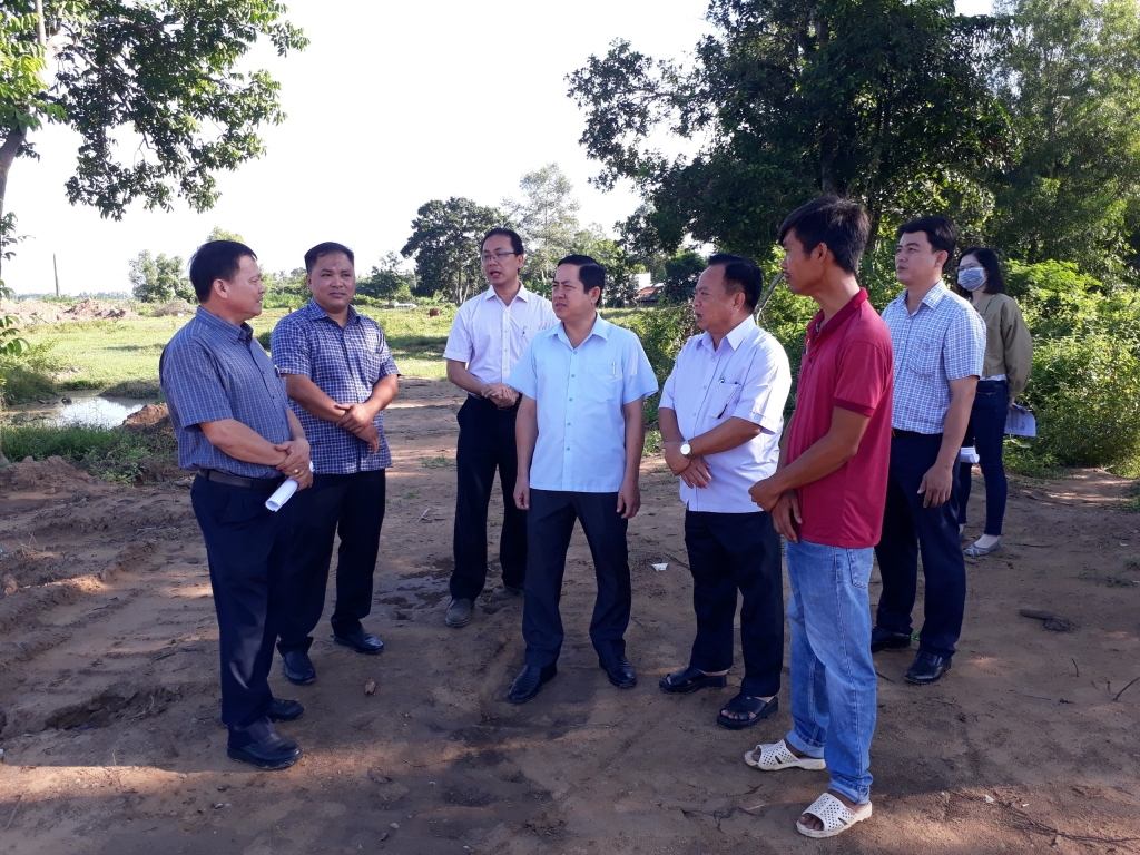 Ông Phạm Anh Minh, Bí thư Huyện ủy và ông Ngô Thanh Toàn, Chủ tịch UBND huyện Châu Thành kiểm tra tuyến độ thi công Khu du lịch Giếng Tiên