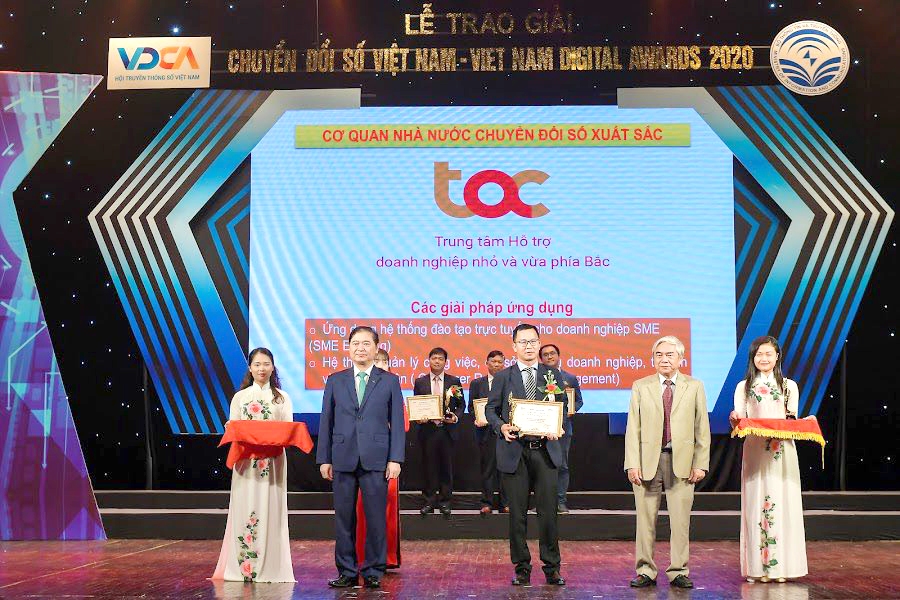 Ông Lê Văn Khương-Giám đốc Trung tâm TAC lên nhận giải thưởng tại lễ trao giải Vietnam Digital Awards (VDA) năm 2020