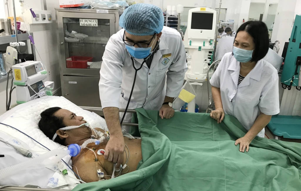 Các bác sĩ khám cho bệnh nhân Nguyễn Thành T