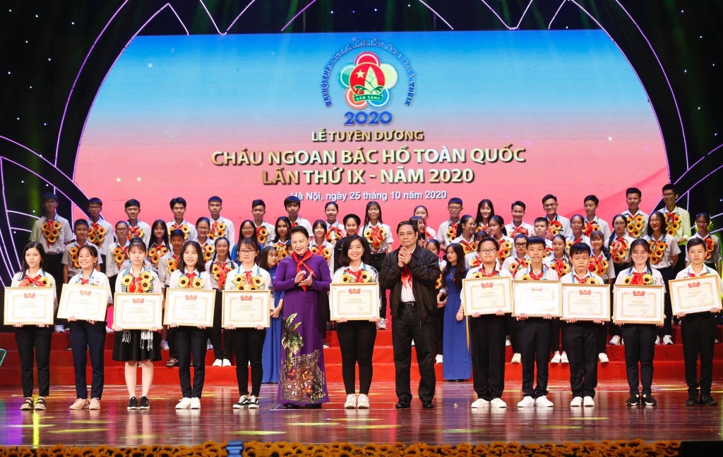 Chủ tịch Quốc hội Nguyễn Thị Kim Ngân và Trưởng ban tổ chức Trung ương Phạm Minh Chính trao Bằng khen tới các em thiếu nhi