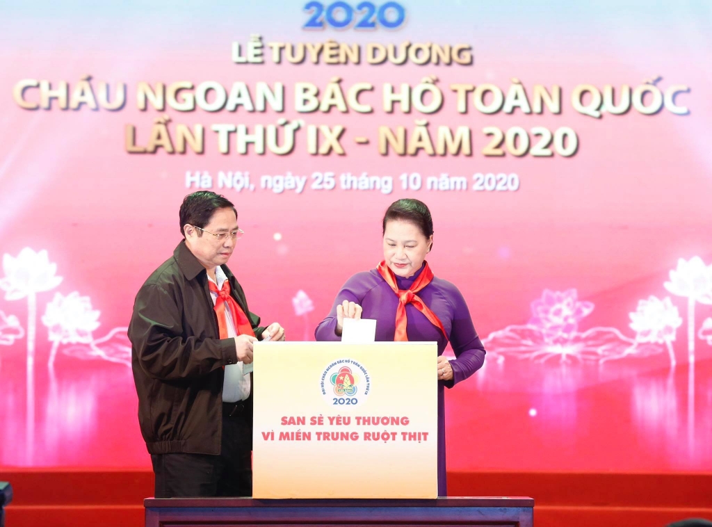 Chủ tịch Quốc hội Nguyễn Thị Kim Ngân và Trưởng ban Tổ chức Trung ương Phạm Minh Chính quyên g,óp ủng hộ đồng bào miền Trung