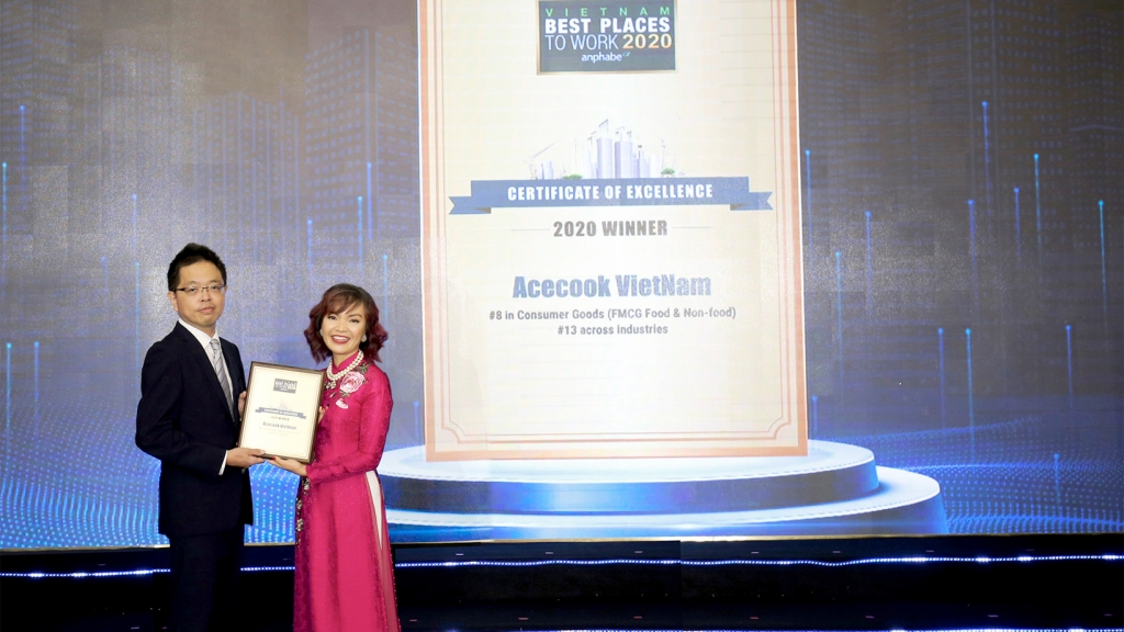 Ông Shimada Shigeru - Chánh Văn phòng Tổng Giám đốc Công ty Acecook Việt Nam đón nhận chứng nhận “Nơi làm việc tốt nhất Việt Nam năm 2020”