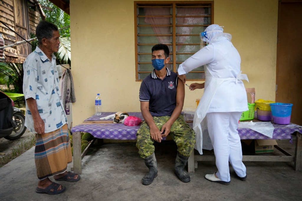 Một nông dân ở vùng nông thôn Sabak Bernam, Malaysia, được tiêm phòng Covid-19 (Ảnh NYT)