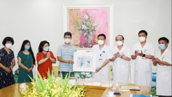 Ban Mỹ thuật và Ngoại giao Văn hóa Việt Nam trao tặng hơn 70 bức tranh tới Bệnh viện Hữu nghị Việt - Xô