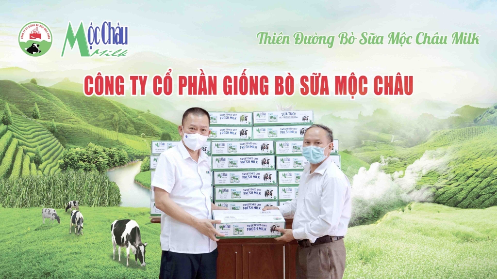 Tổng Giám đốc Mộc Châu Milk trao tặng sản phẩm tới đại diện lực lượng tuyến đầu chống dịch trên địa bàn huyện Mộc Châu, tỉnh Sơn La