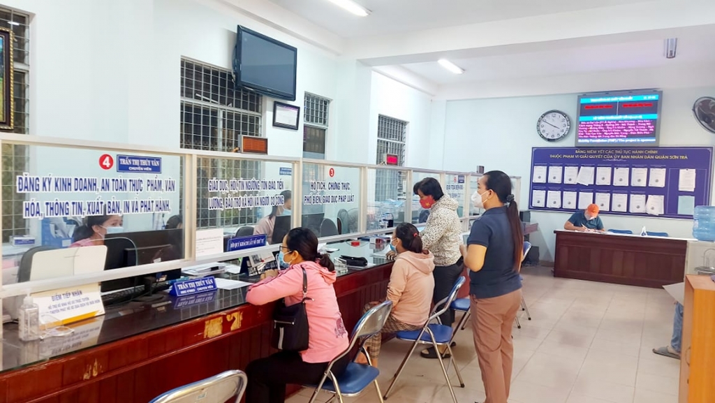 Bộ phận một cửa quận Sơn Trà, thành phố Đà Nẵng tiếp công dân
