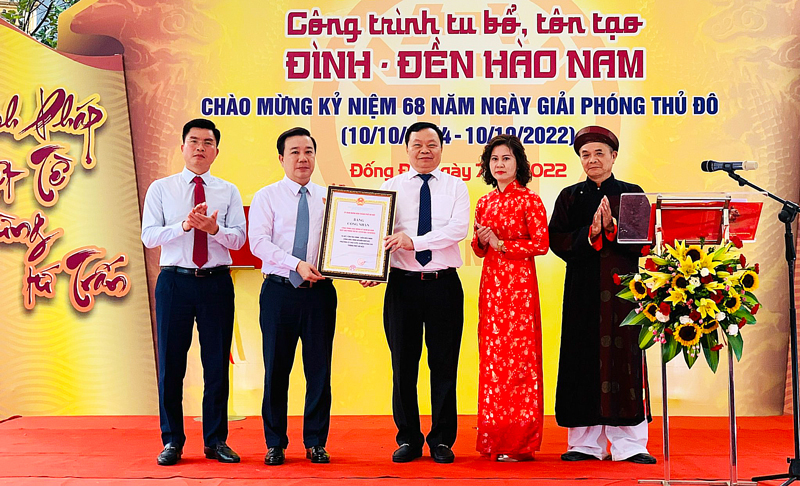 Quận Đống Đa gắn biển công trình chào mừng 68 năm Ngày Giải phóng Thủ đô