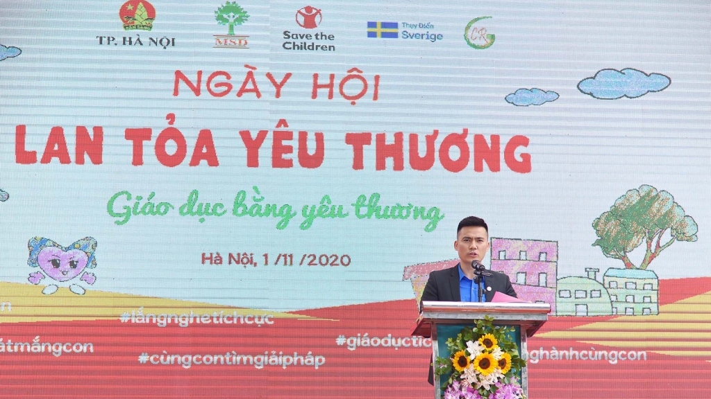 Đồng chí Lý Duy Xuân - Phó Bí thư Thành đoàn, Chủ tịch Hội đồng Đội TP Hà Nội phát biểu khai mạc Ngày hội Lan tỏa yêu thương