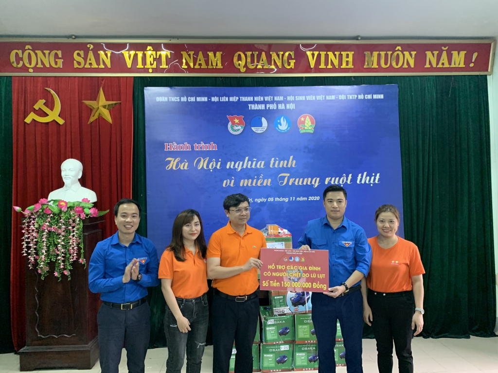 Đoàn công tác Thành đoàn Hà Nội hỗ trợ Nhân dân Quảng Trị bị thiệt hại do mưa lũ