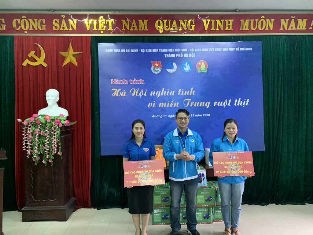 Đoàn công tác Thành đoàn Hà Nội hỗ trợ Nhân dân Quảng Trị bị thiệt hại do mưa lũ