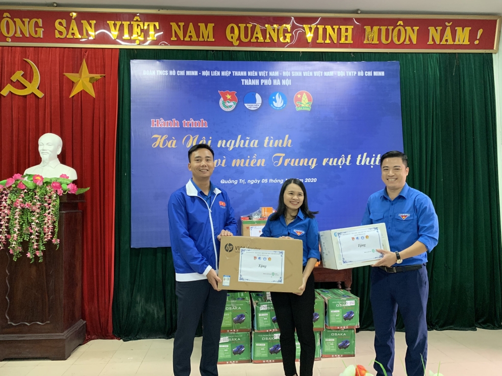 Đoàn công tác Thành đoàn Hà Nội hỗ trợ Nhân dân Quảng Trị bị thiệt hại do mưa lũ