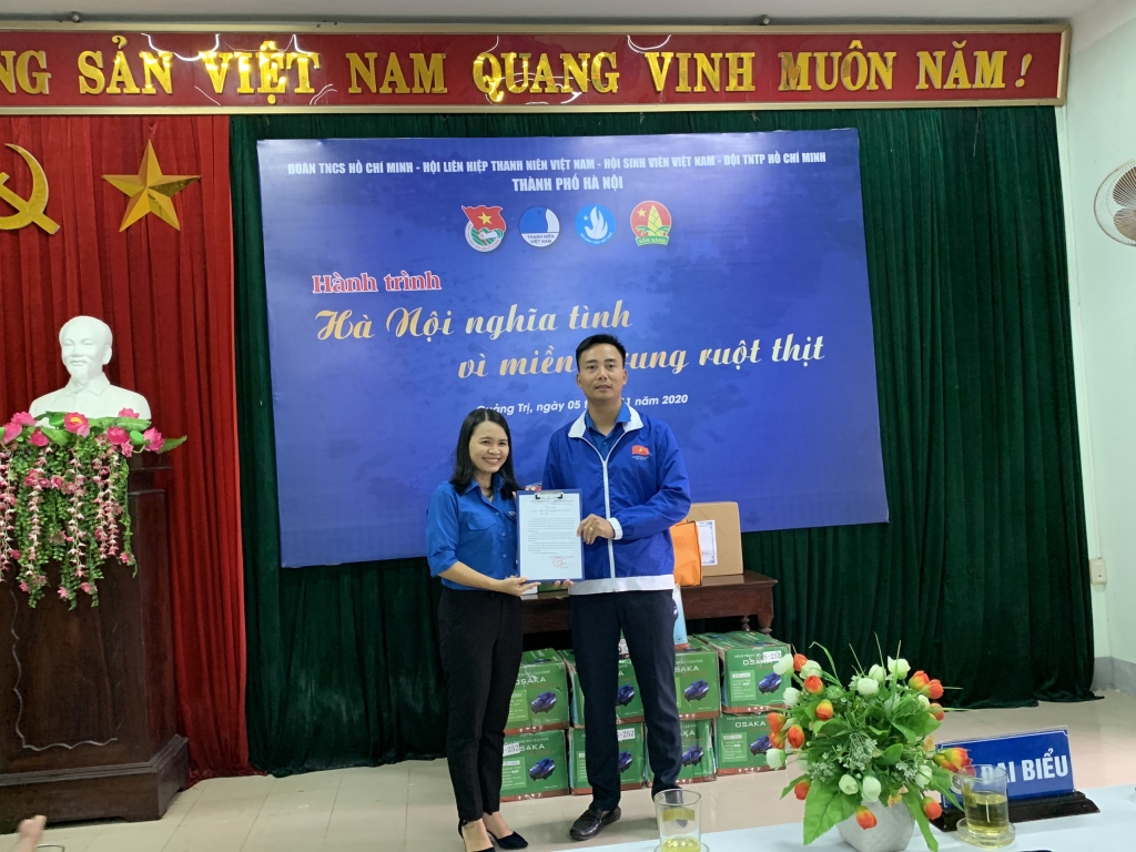 Đoàn công tác Thành đoàn Hà Nội hỗ trợ Nhân dân Quảng Trị bị thiệt hại do mưa lũ