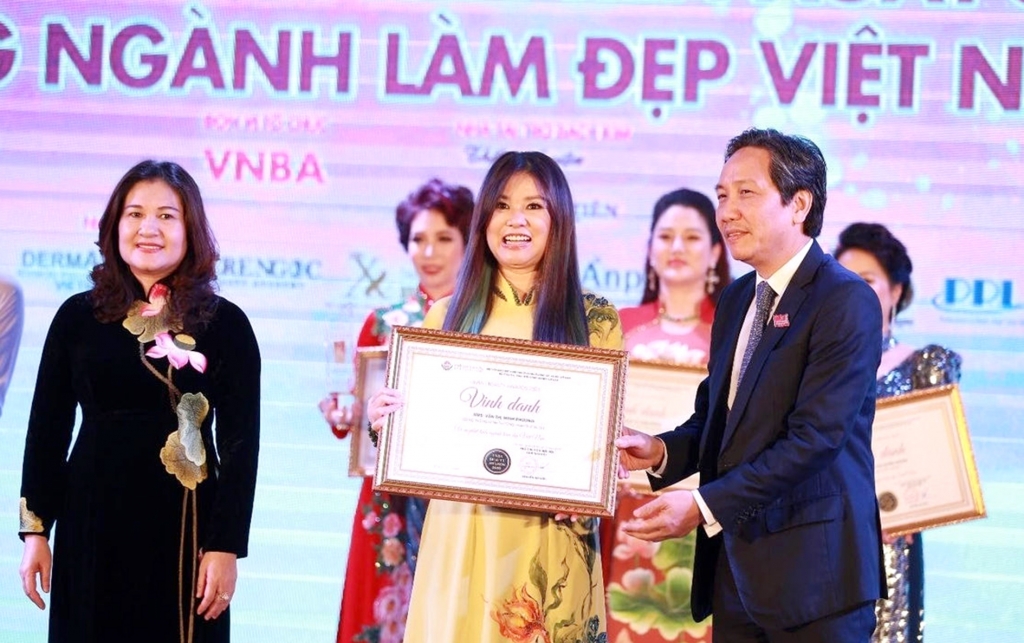 NTM Văn Minh Phương được vinh danh trong đêm Gala VNBA-Beauty Awards 2020