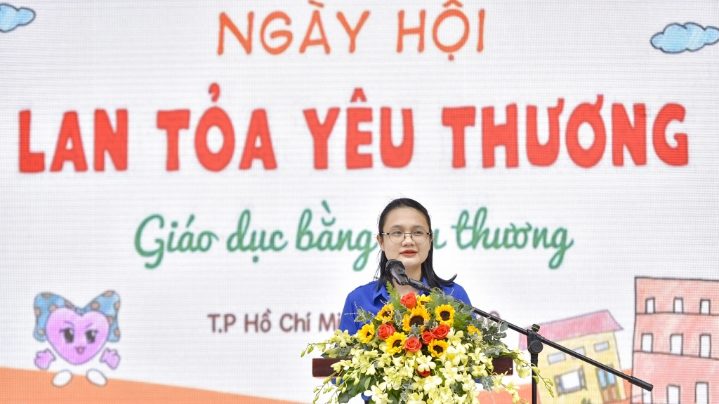Chị Nguyễn Thu Hà - Phó Bí thư Thành đoàn, Chủ tịch Hội đồng Đội TP Hồ Chí Minh phát biểu khai mạc ngày hội
