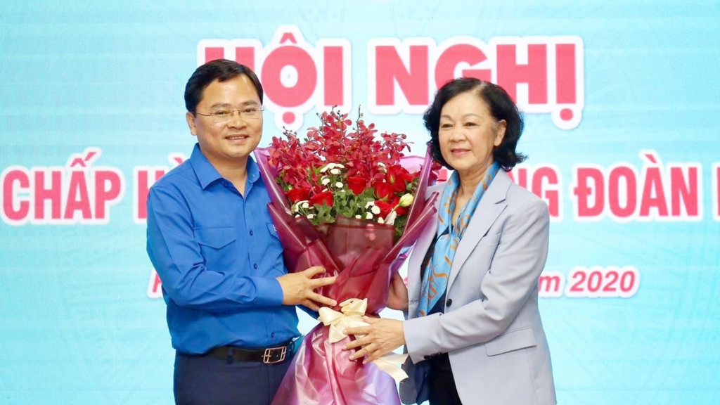 Đồng chí Trương Thị Mai, Ủy viên Bộ Chính trị, Trưởng ban Dân vận Trung ương tặng hoa chúc mừng tân Bí thư Thứ nhất Trung ương Đoàn Nguyễn Anh Tuấn
