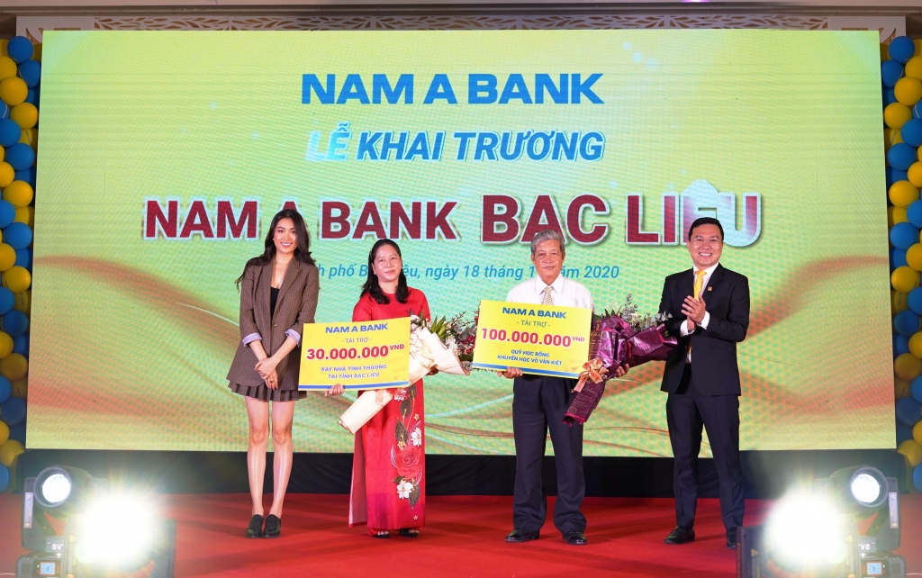 Nhân dịp này, Nam A Bank đã trao tặng nhiều phần quà ý nghĩa, hướng đến sự phát triển bền vững địa phương.