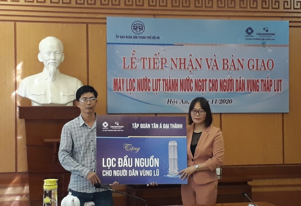 Đại diện tập đoàn  Tân Á Đại trao tặng máy lọc nước đầu nguồn cho người dân vùng lũ