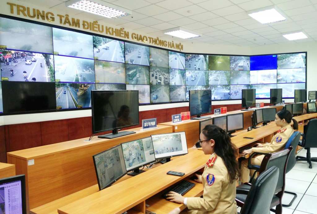 Cán bộ CSGT giám sát trật tự an toàn giao thông tại Trung tâm chỉ huy giao thông và điều khiển tín hiệu đèn giao thông (Phòng CSGT, Công an TP Hà Nội)
