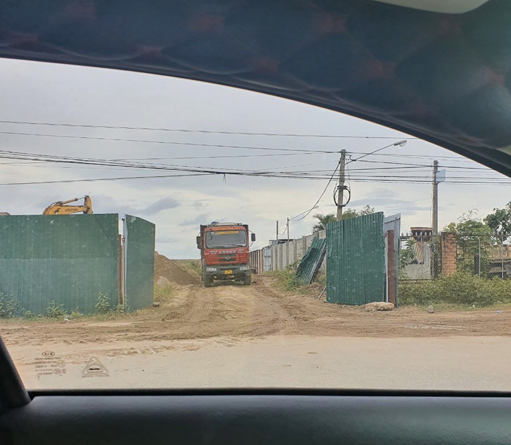 Bài 1: “Đại công trường” khai thác cát lậu phá nát hồ Biển Lạc