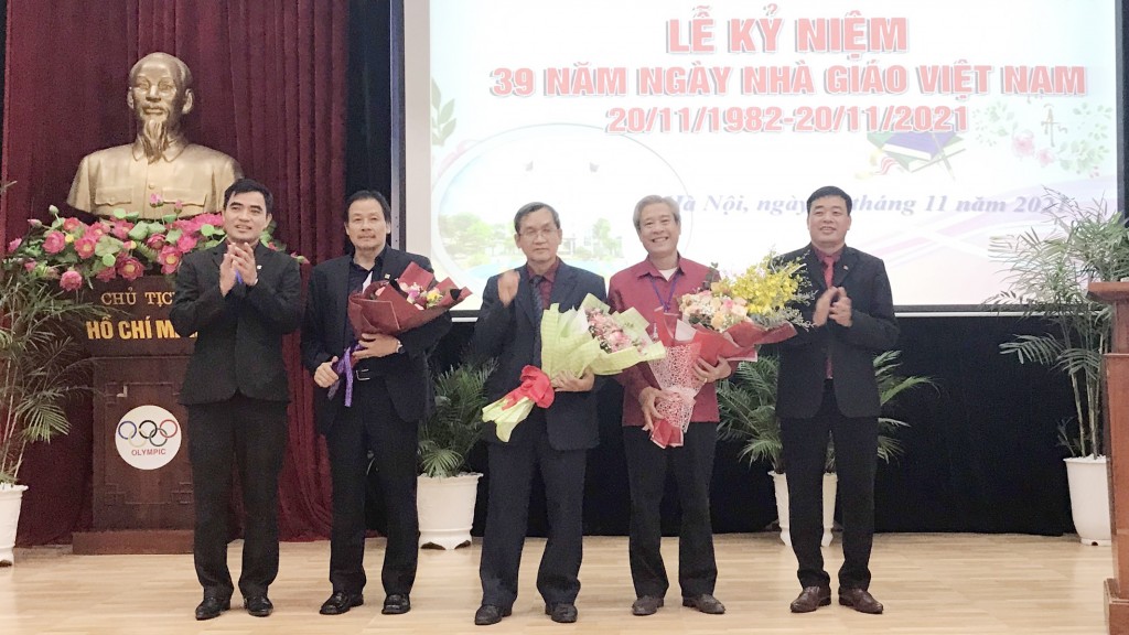 TS Nguyễn Duy Quyết - Bí thư Đảng ủy, Hiệu trưởng nhà trường; TS Phùng Xuân Dũng - Phó Bí thư Đảng ủy, Chủ tịch Hội đồng trường tặng hoa tri ân các nhà giáo có nhiều đóng góp quan trọng cho nhà trường