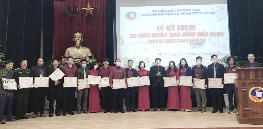 biểu dương, tôn vinh khen thưởng cho các tập, cá nhân thể đạt thành tích xuất sắc năm học 2020-2021
