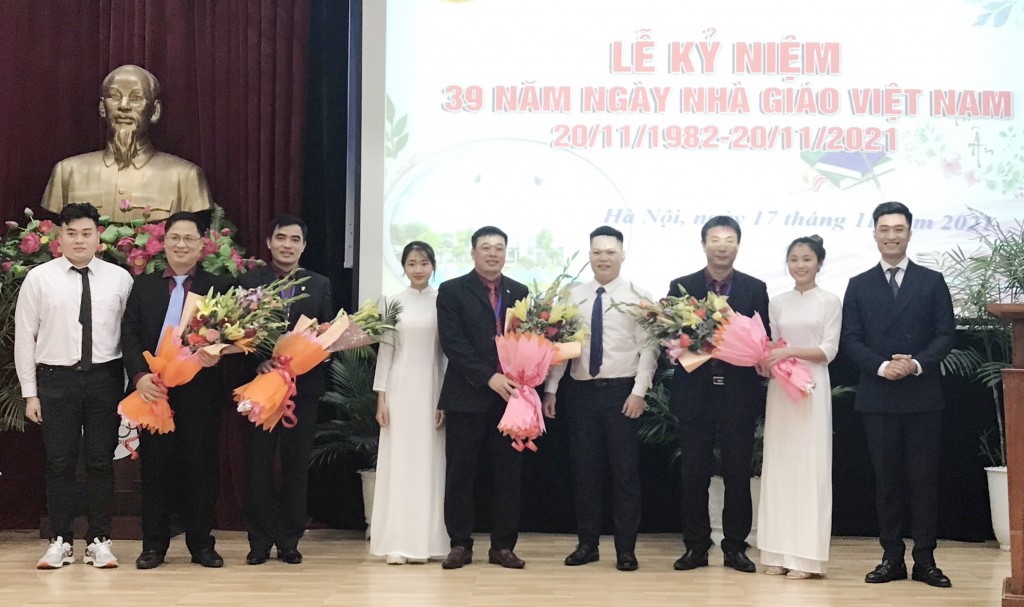 Đại diện sinh viên các khóa tặng hoa tri ân các thầy lãnh đạo nhà trường