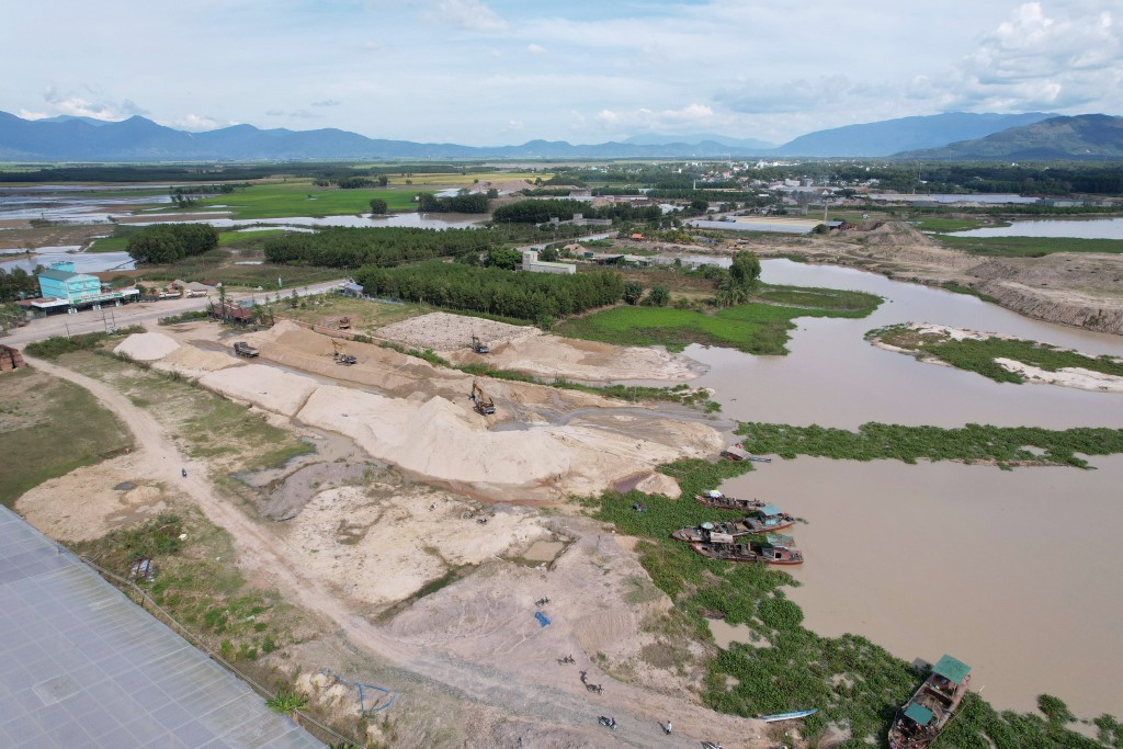 Bài 2: Chủ tịch UBND huyện Tánh Linh chỉ đạo kiểm tra “nóng” về khai thác khoáng sản ở lòng hồ Biển Lạc