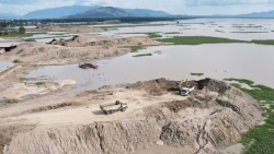 Bài 2: Chủ tịch UBND huyện Tánh Linh chỉ đạo kiểm tra “nóng” về khai thác khoáng sản ở lòng hồ Biển Lạc