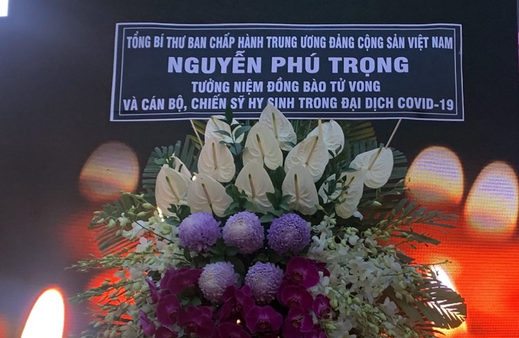 Tổng Bí thư Nguyễn Phú Trọng gửi lẵng hoa tưởng niệm đồng bào tử vong và cán bộ, chiến sĩ hy sinh trong đại dịch COVID-19 tại Hội trường Thống Nhất