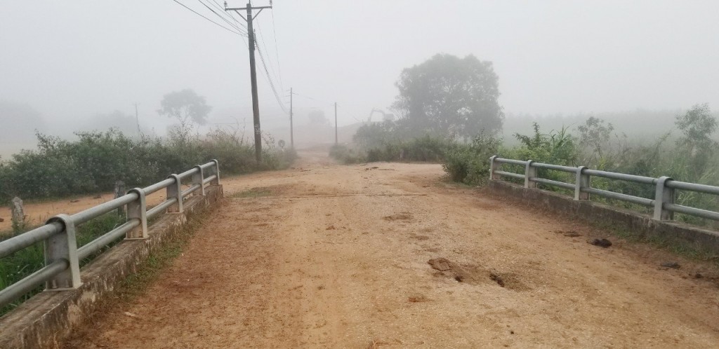 Nhiều cây cầu dân sinh hàng ngày vẫn phải chịu lực ép quá tải từ những chuyến xe cát vận chuyển từ các bãi tập kết