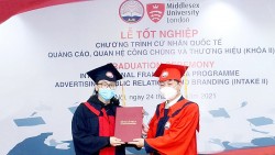 Trao bằng tốt nghiệp chương trình Cử nhân quốc tế Quảng cáo, PR và Thương hiệu khóa II
