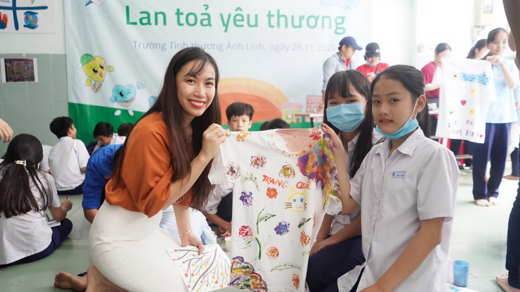 Bà Nguyễn Phương Linh - Viện trưởng MSD cùng các em vẽ áo