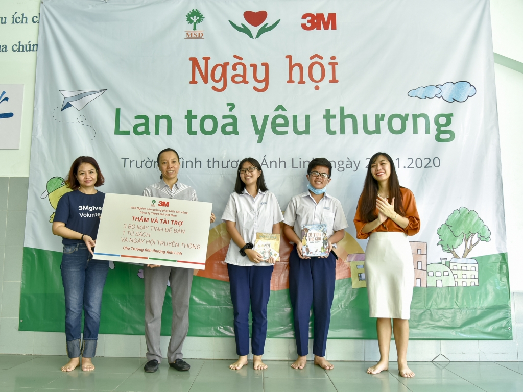 Viện MSD và Công ty 3M trao tặng quà cho trường Ánh Linh
