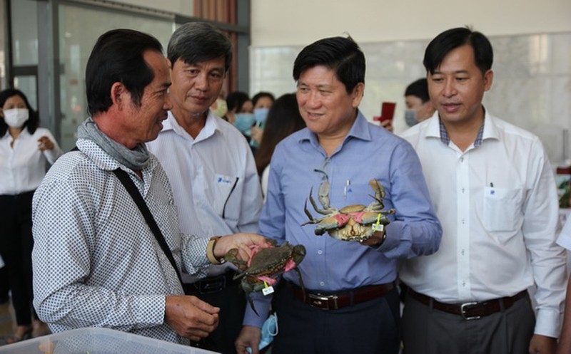 Phó Chủ tịch UBND tỉnh Cà Mau Lê Văn Sử (thứ hai từ phải sang) thăm gian hàng HTX nuôi cua Tân Hiệp Phát - một trong những đặc sản nổi tiếng Cà Mau được HTX lựa chọn để kết nối giao thương