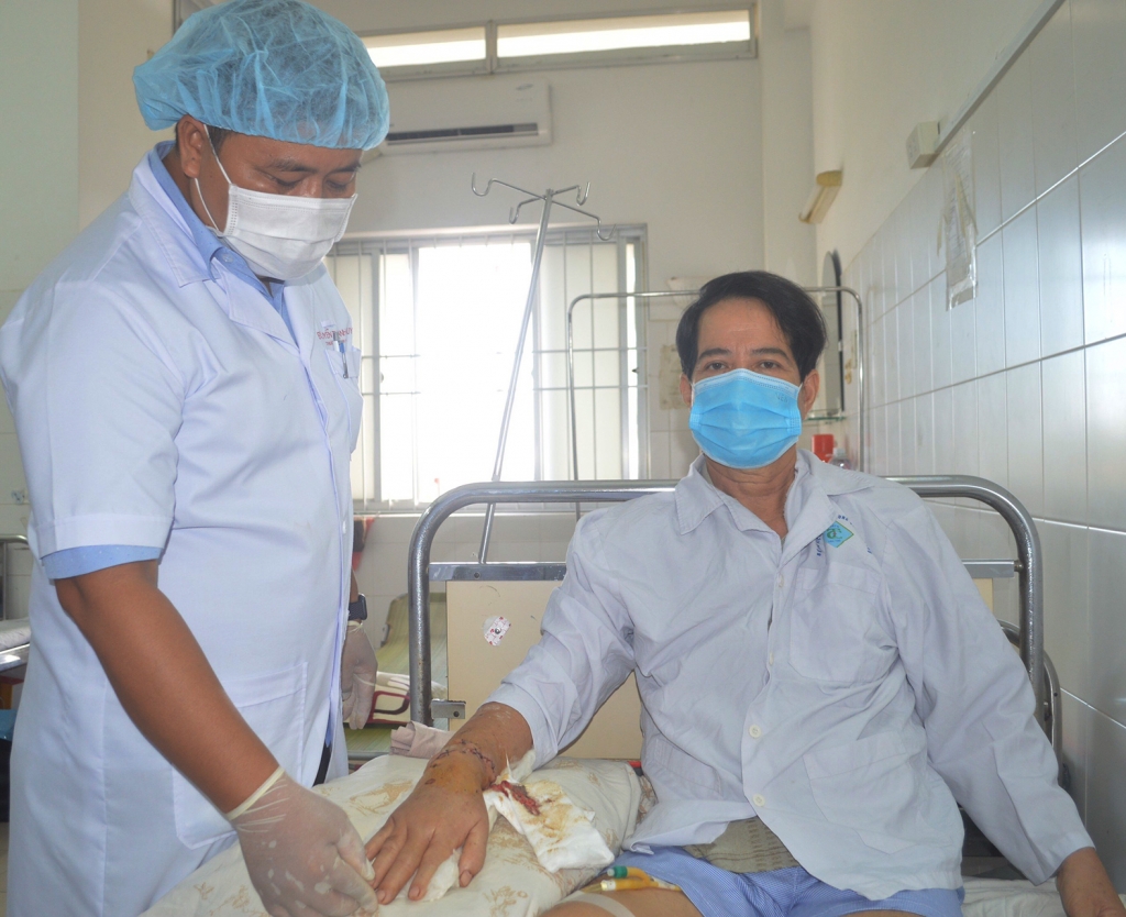 Bệnh nhân nam Nguyễn Ngọc P.V được bác sĩ thăm khám sau phẫu thuật