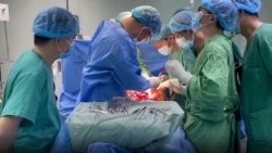 Báo động đỏ liên viện với 5 ê-kíp phẫu thuật cứu sống bệnh nhân có vết thương thấu bụng