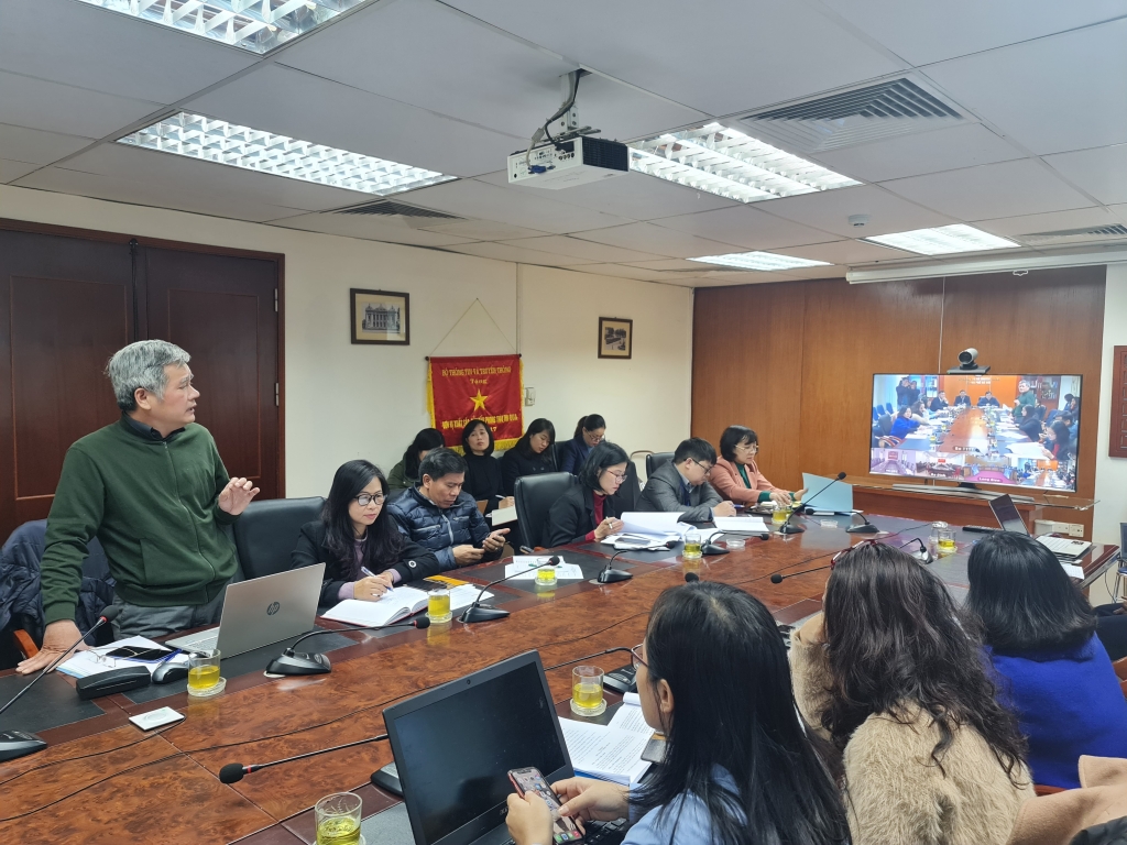 Đồng chí Nguyễn Thanh Hiếu, Trưởng phòng thanh tra Xuất bản, In và Phát hành trao đổi tại Hội nghị