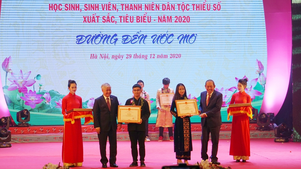 Phó Thủ tướng Thường trực Trương Hòa Bình và Bộ trưởng, Chủ nhiệm UBDT Đỗ Văn Chiến trao bằng khen cho các em HSSV, thanh niên DTTS xuất sắc, tiêu biểu