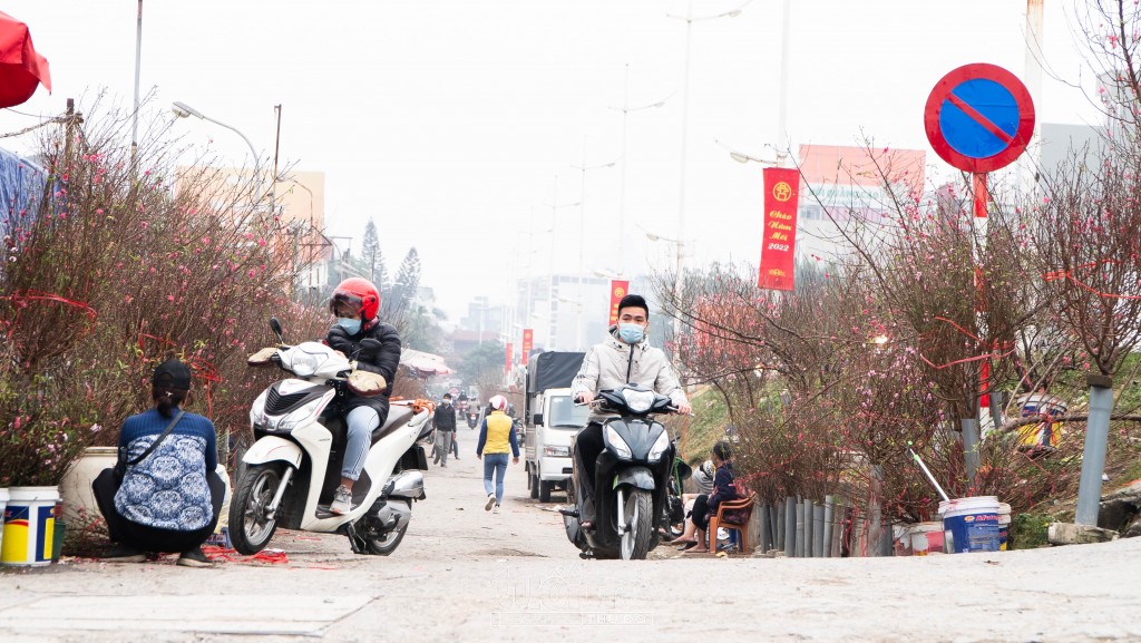 Một tiểu thương nói: “Giá thành có chút thay đổi so với những năm trước nhưng lượng khách mua thì giảm đi trông thấy. So với thời điểm này mọi năm thì phải giảm đến 70%”.