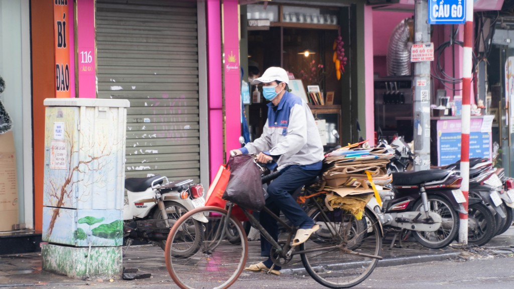 Dù Tết cận kề nhưng những người dân vẫn vội vã trong việc mưu sinh