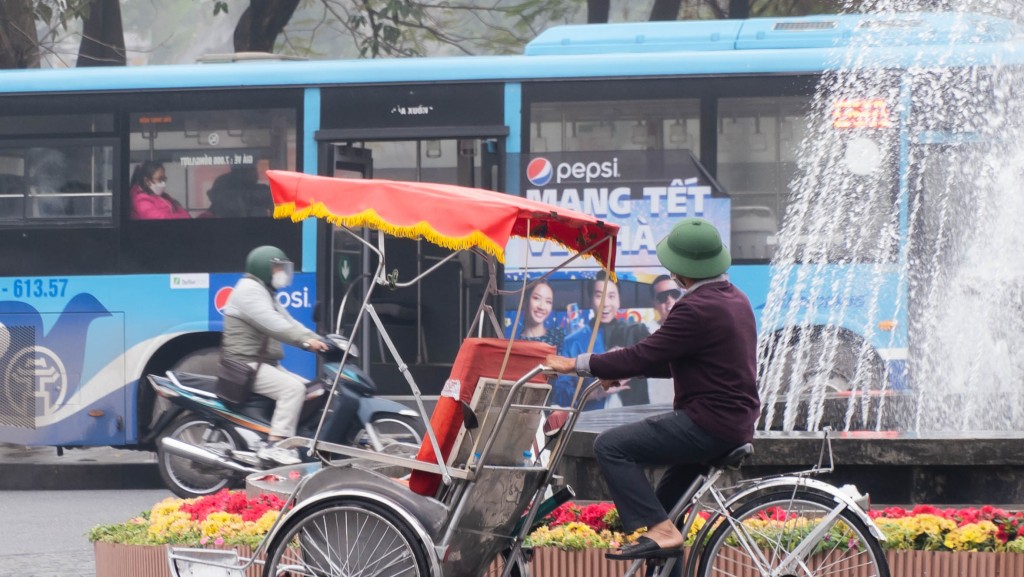 Dù đang xuất hiện mưa xuân nhưng nhiều người vẫn cố gắng mưu sinh để có thể đón một cái Tết ấm no hơn sau thời gian dịch bệnh