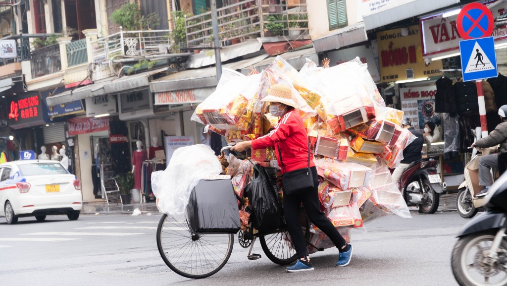 Sắp tới ngày cúng ông Công, ông Táo nên phố phường Hà Nội xuất hiện nhiều xe bán hàng mã