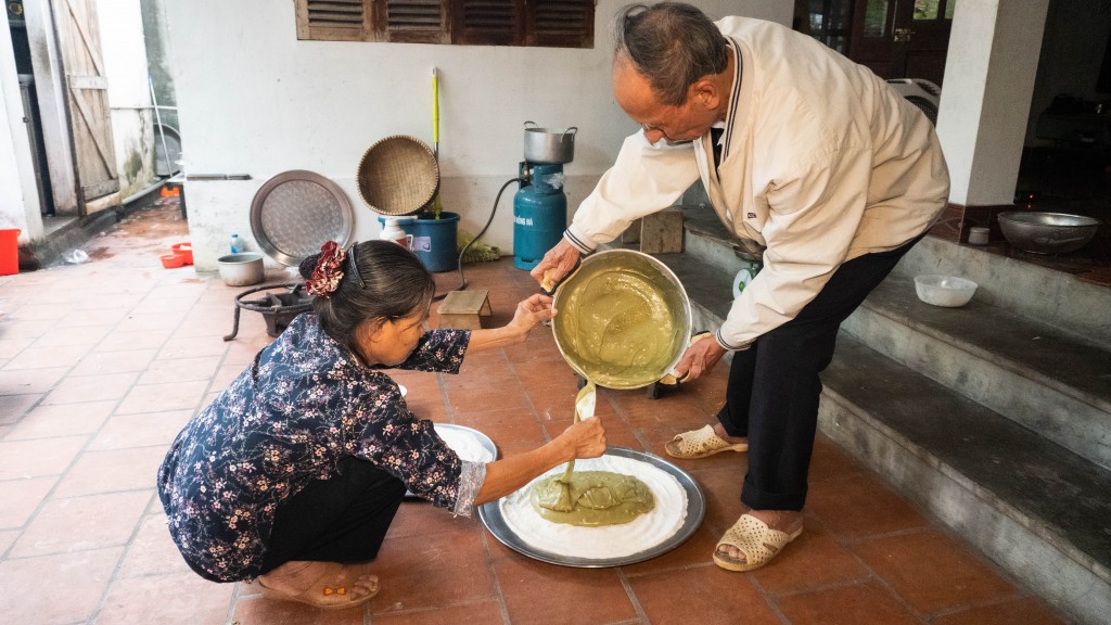 Chè lam sau khi được nấu chín sẽ đổ ra lớp áo bột đã trải sẵn