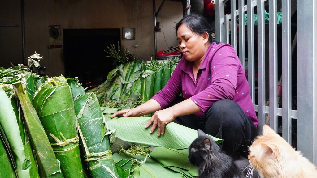 Vào thời gian này, các gia đình làm bánh tẻ đều ngập tràn lá chuối tươi và lá chuối khô