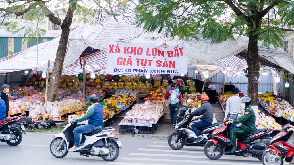 Không chỉ cây cảnh, nhiều sản phẩm thủ công hay lợn đất cũng được nhiều gia đình mua sắm để đón năm mới